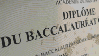Diplôme du baccalauréat officiel français avec sceau dacadémie et fond guilloché de sécurité.