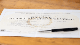 Diplôme du baccalauréat général officiel posé sur bois avec stylo, certificat académique élégant.