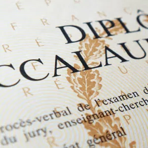Diplôme du baccalauréat français sur papier sécurisé avec typographie classique et ornementation.