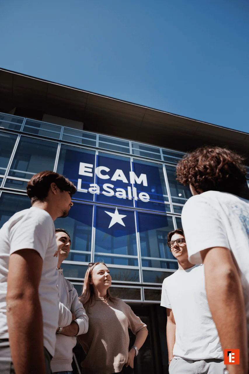 Étudiants devant façade vitrée ECAM LaSalle sur campus, ciel bleu.