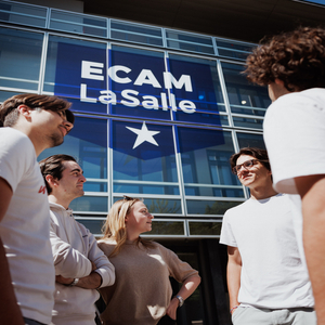 Étudiants devant le bâtiment ECAM LaSalle vitré avec bannière bleue, ambiance campus.