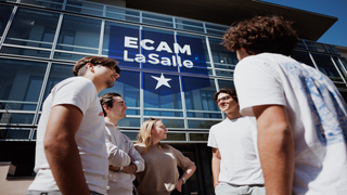 Étudiants devant le bâtiment ECAM LaSalle vitré avec bannière bleue, ambiance campus.