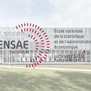 ENSAE ParisTech Université Paris‑Saclay : façade vitrée du campus avec logo rouge et pelouse.