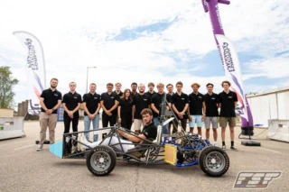 Équipe étudiante présentant voiture prototype monoplace de course légère.