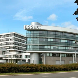Campus ESSEC de Cergy, façade contemporaine en verre et bandes blanches.