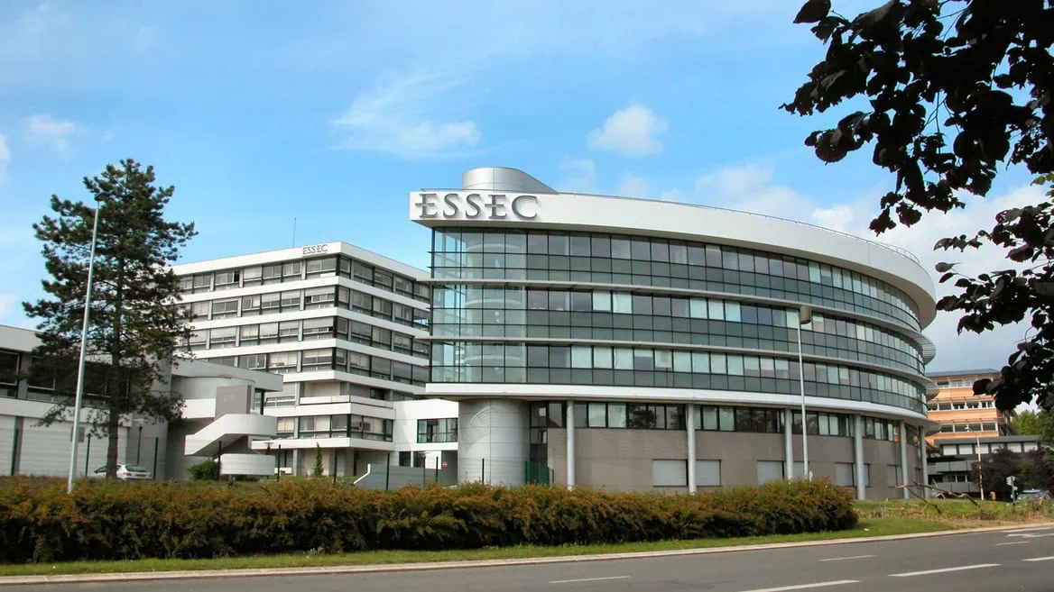 Campus ESSEC de Cergy, façade contemporaine en verre et bandes blanches.