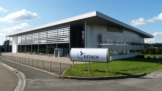 Bâtiment ESTACA campus Ouest Laval : façade vitrée moderne à toiture en porte-à-faux.
