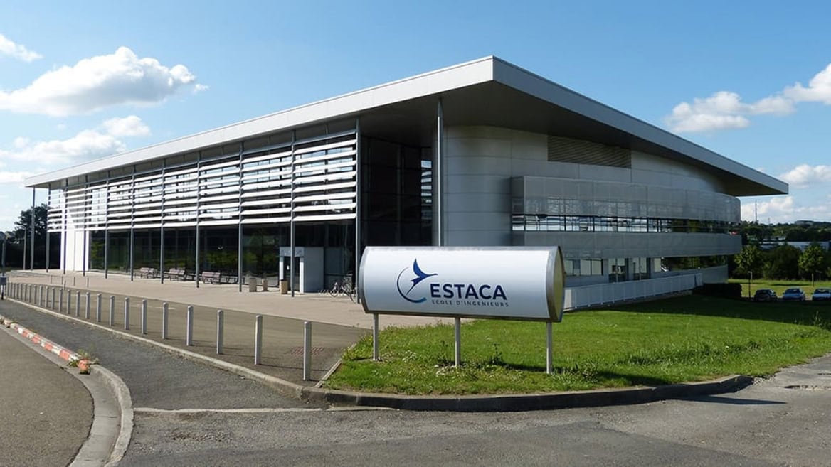Bâtiment ESTACA campus Ouest Laval : façade vitrée moderne à toiture en porte-à-faux.