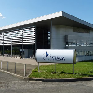 Bâtiment ESTACA campus Ouest Laval : façade vitrée moderne à toiture en porte-à-faux.