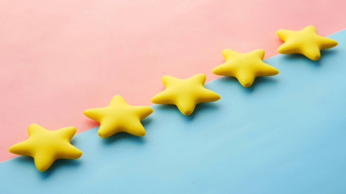 Cinq étoiles jaunes en diagonale sur fond pastel rose et bleu, style minimaliste et ludique.