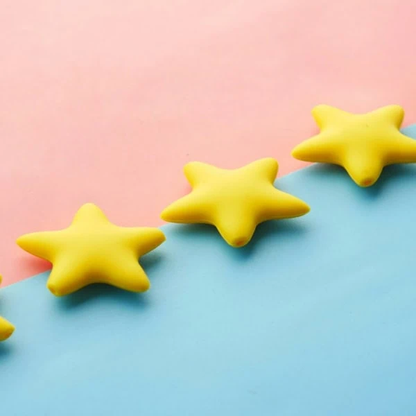 Cinq étoiles jaunes en diagonale sur fond pastel rose et bleu, style minimaliste et ludique.