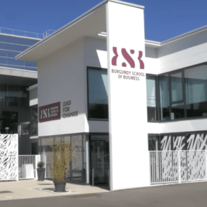 Façade moderne de lécole de commerce Burgundy avec logo bordeaux et entrée vitrée.