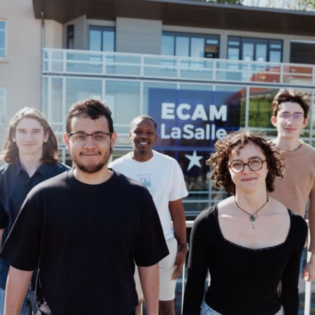 Groupe détudiants sur la terrasse dECAM LaSalle, portrait devant bâtiment moderne.