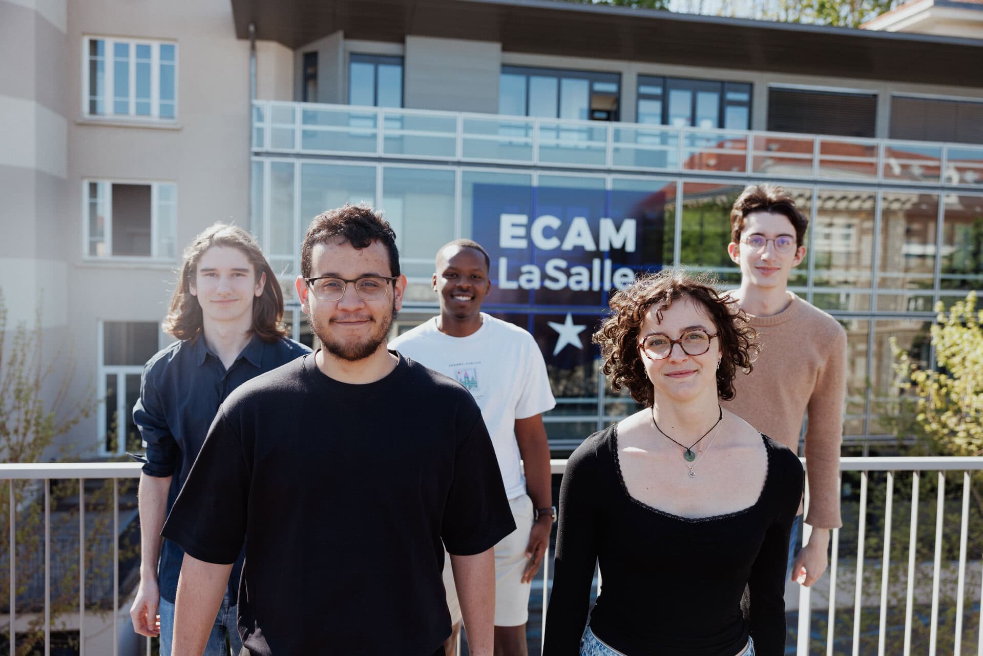 Groupe détudiants sur la terrasse dECAM LaSalle, portrait devant bâtiment moderne.