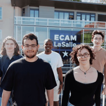 Groupe détudiants ECAM LaSalle sur le campus devant bâtiment moderne.