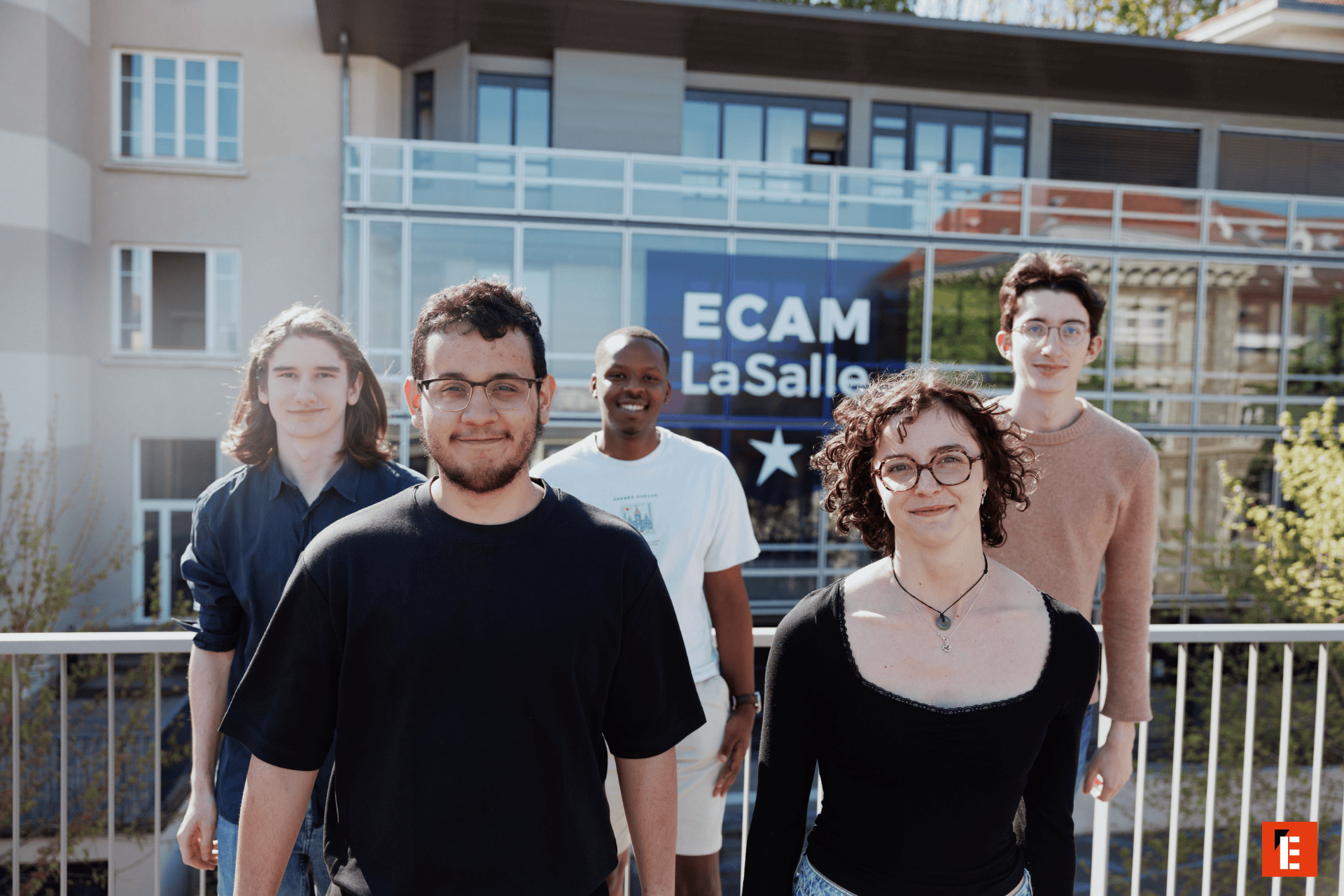 Groupe détudiants ECAM LaSalle sur le campus devant bâtiment moderne.