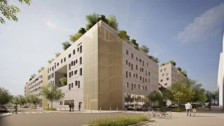 Immeuble urbain contemporain en coin, terrasses végétalisées, façade minérale, piétons et vélos.