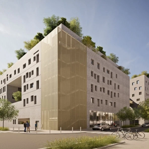 Immeuble urbain contemporain en coin, terrasses végétalisées, façade minérale, piétons et vélos.