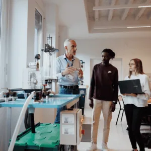 Démonstration laboratoire technique : professeur explique colonne à bulles et équipements devant étudiants.