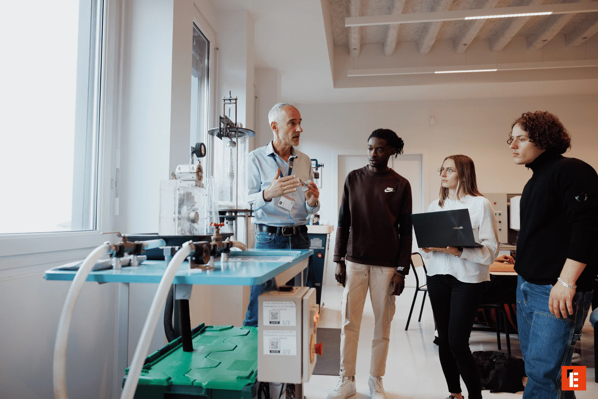 Démonstration laboratoire technique : professeur explique colonne à bulles et équipements devant étudiants.