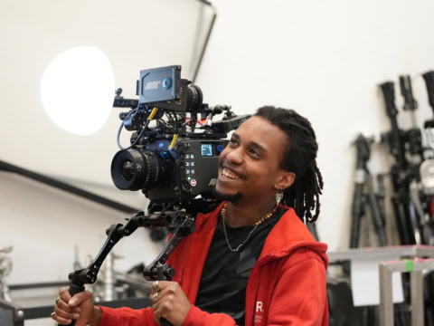 Opérateur souriant avec caméra ARRI et stabilisateur en studio.