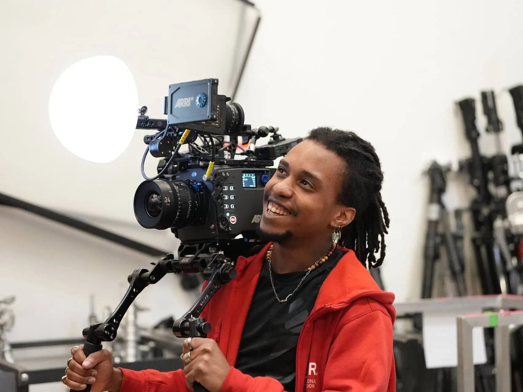 Opérateur souriant avec caméra ARRI et stabilisateur en studio.