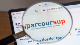 Parcoursup gouvernemental sur écran avec loupe, logo et site dinscription à lenseignement supérieur.