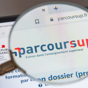 Parcoursup gouvernemental sur écran avec loupe, logo et site dinscription à lenseignement supérieur.