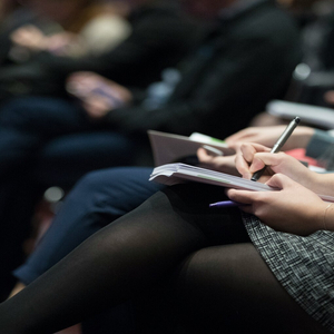 Prise de notes en auditoire pendant une conférence ou un séminaire.