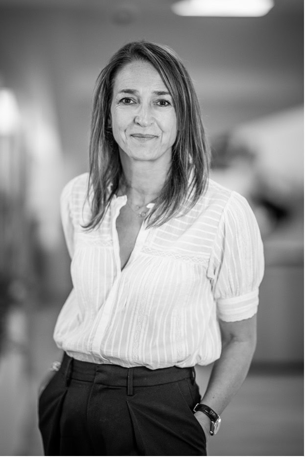 Portrait professionnel noir et blanc de Belma Yebka, directrice ISCOM, posture confiante.