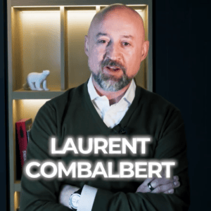 Portrait interview de Laurent Combalbert, homme professionnel en studio, bras croisés, micro-cravate.