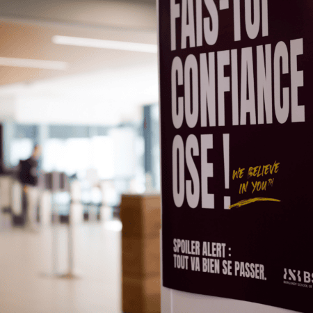Affiche campus confiance bordeaux avec slogan en anglais, hall daccueil moderne.