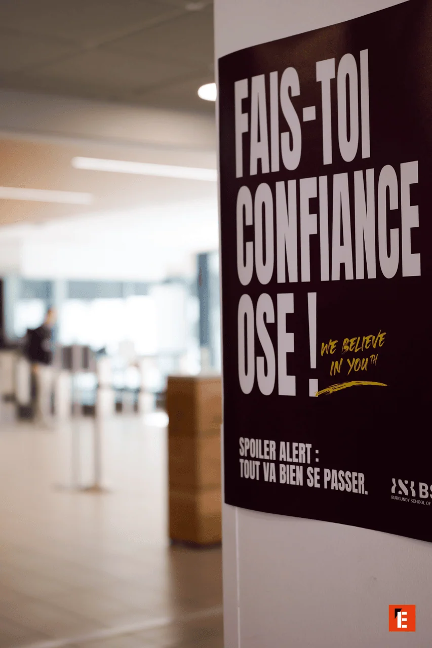 Affiche campus confiance bordeaux avec slogan en anglais, hall daccueil moderne.