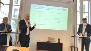 Présentation professionnelle sur concours et carrières internationales avec projection et intervenants.