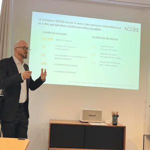 Présentation professionnelle sur concours et carrières internationales avec projection et intervenants.