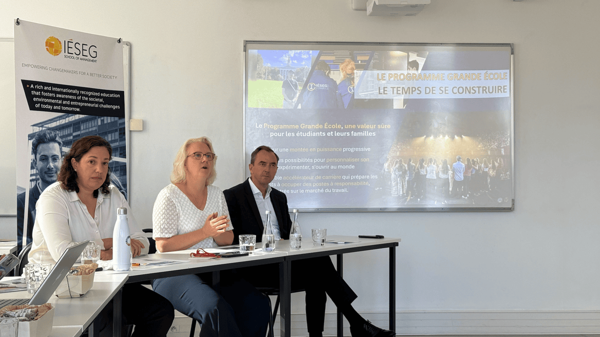 IÉSEG : table ronde et présentation en salle de réunion de lécole de management.