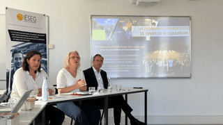 IÉSEG : table ronde et présentation en salle de réunion de lécole de management.