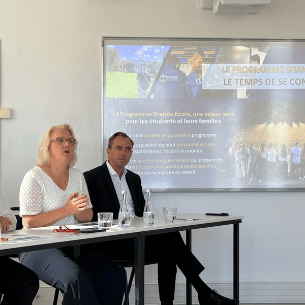 IÉSEG : table ronde et présentation en salle de réunion de lécole de management.