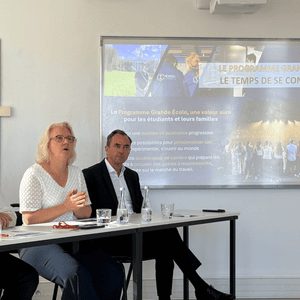 IÉSEG : table ronde et présentation en salle de réunion de lécole de management.
