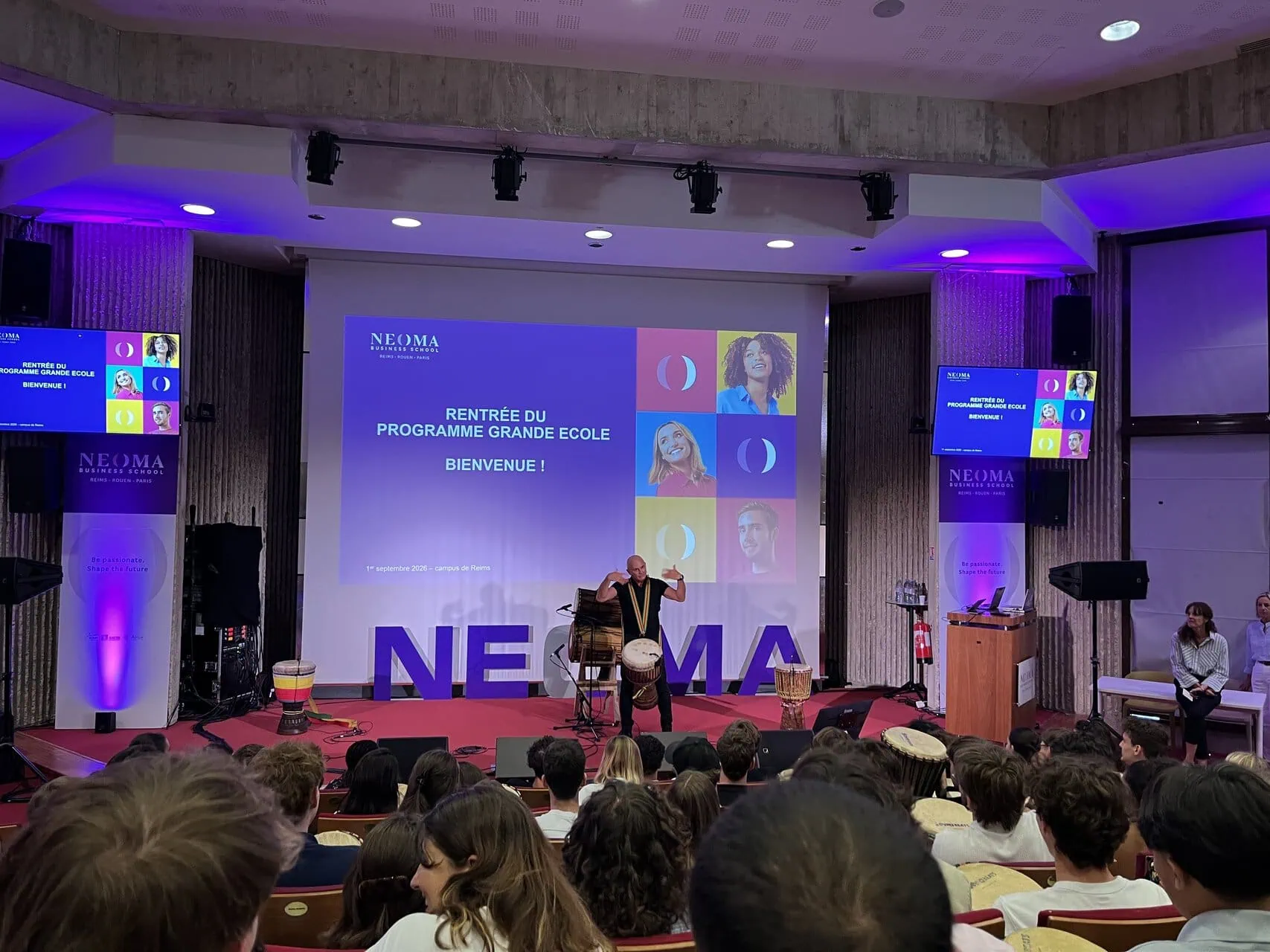 Rentrée NEOMA Business School : accueil en auditorium avec percussionniste et étudiants.