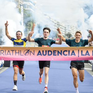 Triathlon La Baule : arrivée festive de coureurs sous banderole et fumée.