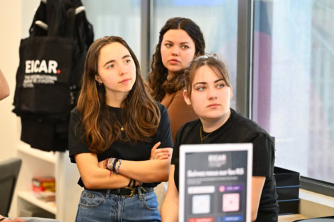 Trois jeunes étudiants attentifs lors dun atelier en intérieur.
