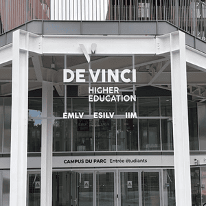 Entrée du campus De Vinci, façade vitrée moderne denseignement supérieur avec vélos.