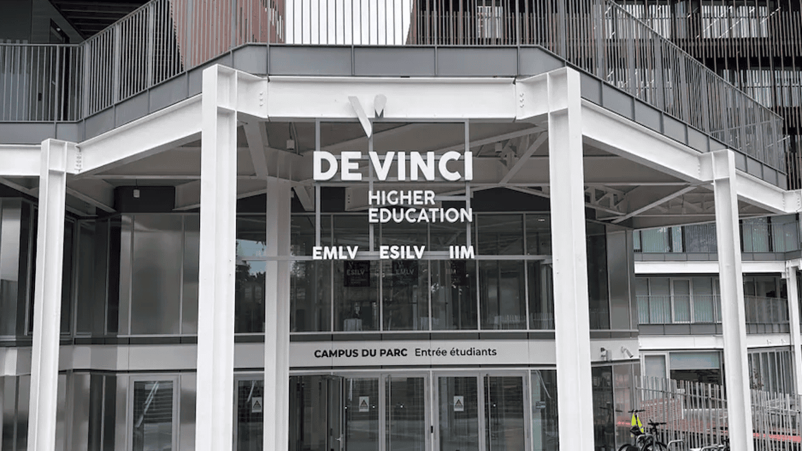 Entrée du campus De Vinci, façade vitrée moderne denseignement supérieur avec vélos.