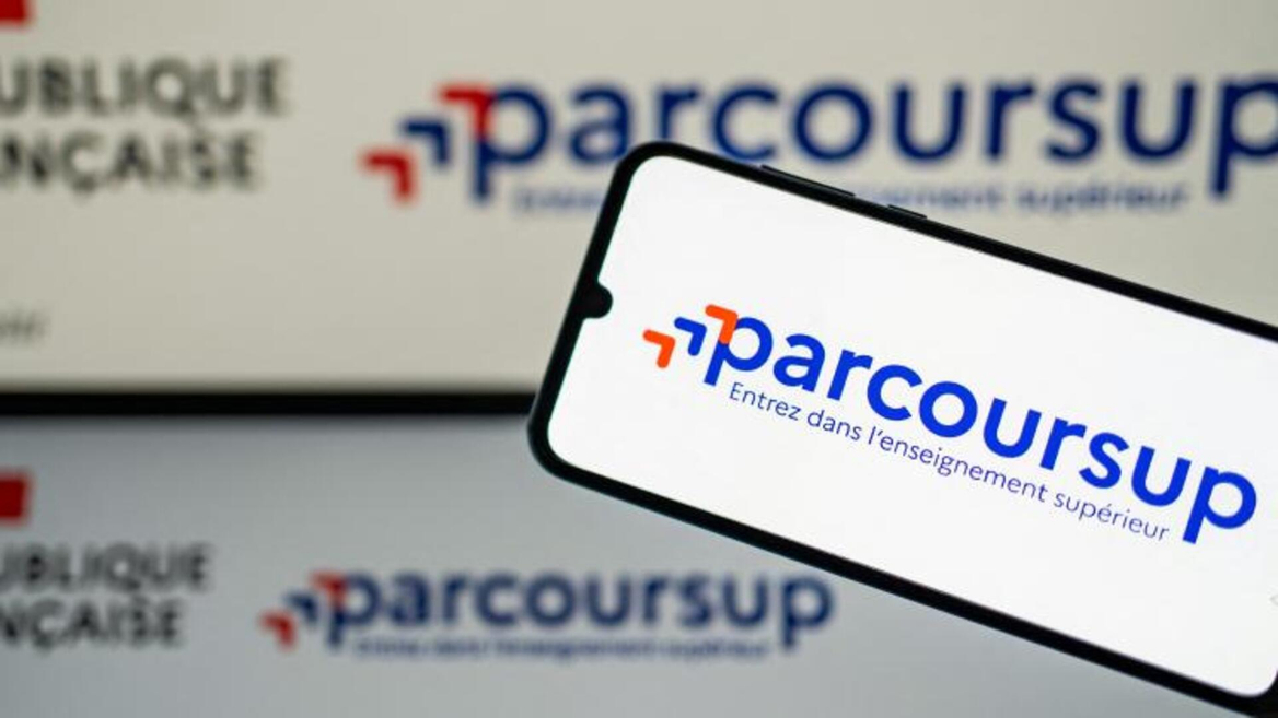 Logo Parcoursup affiché sur smartphone avec fond flou bleu et accent orange.