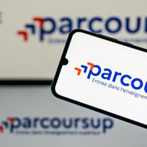 Logo Parcoursup affiché sur smartphone avec fond flou bleu et accent orange.