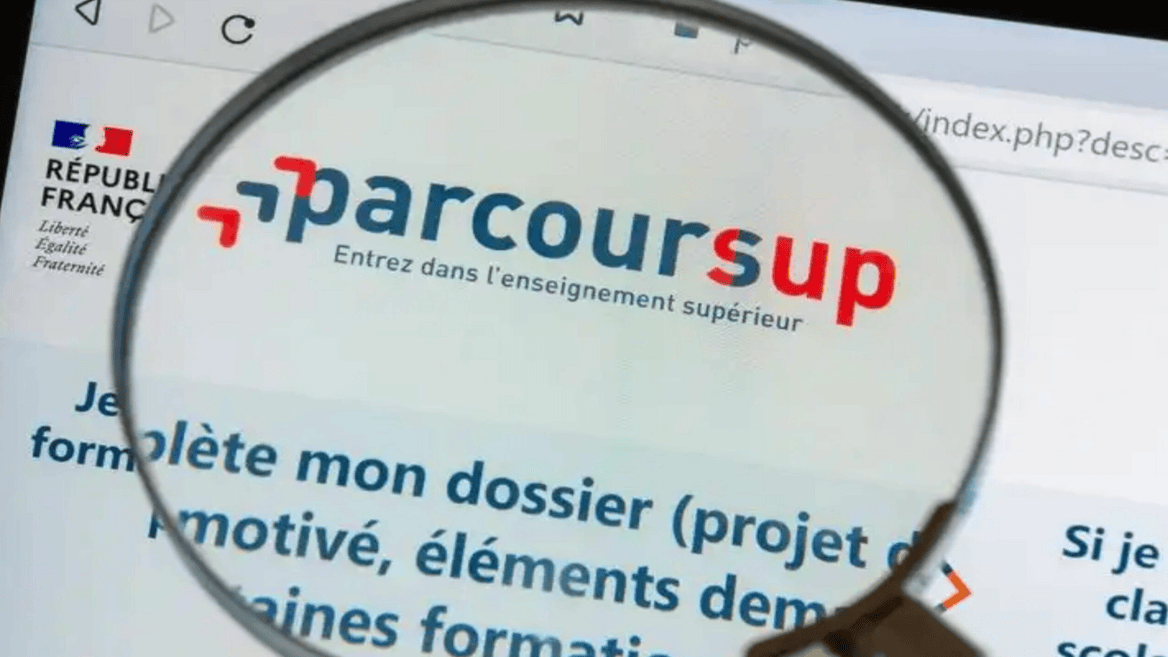Loupe sur le logo Parcoursup, site officiel dadmission à lenseignement supérieur France.