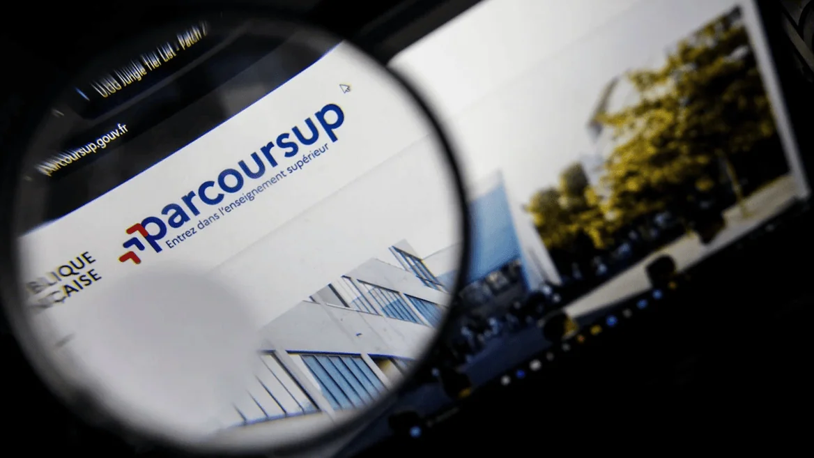 Loupe sur logo Parcoursup affiché sur écran dordinateur, capture du site.