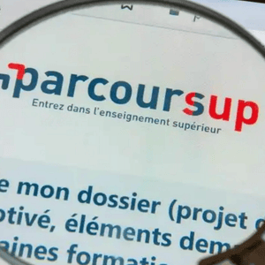 Loupe sur le logo Parcoursup, site officiel dadmission à lenseignement supérieur France.