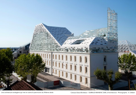 Campus ESSCA Bordeaux : façade XIXe et extension contemporaine en verre et acier.